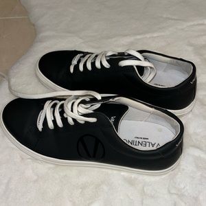 Valentino sneakers size 10. Good condition.